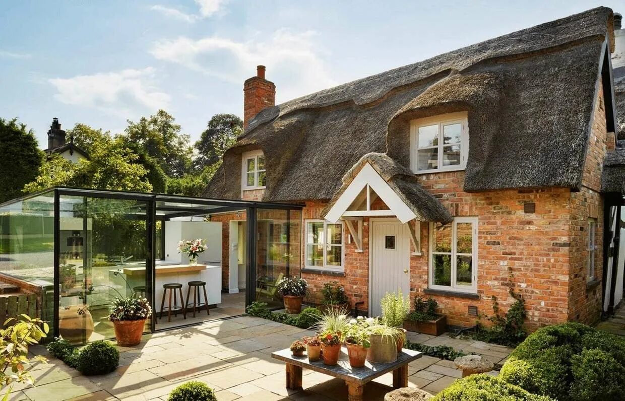 Маленький дом на английском языке. Маленький домик. Cottage дом в англии. Части дома на английском. Английский домик с садом.