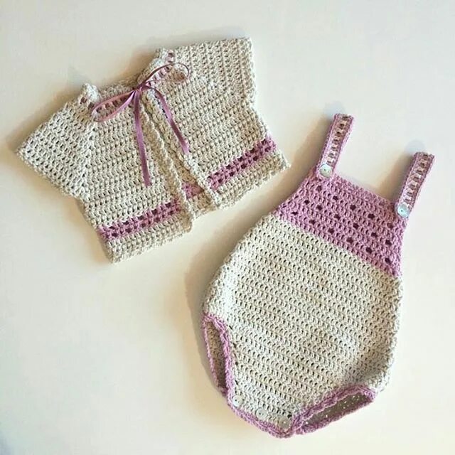 Бодик на девочку крючком. Боди крючком для новорожденных. Боди спицами для новорожденных. Комбез крючком для новорожденных. Платье боди для девочки крючком.