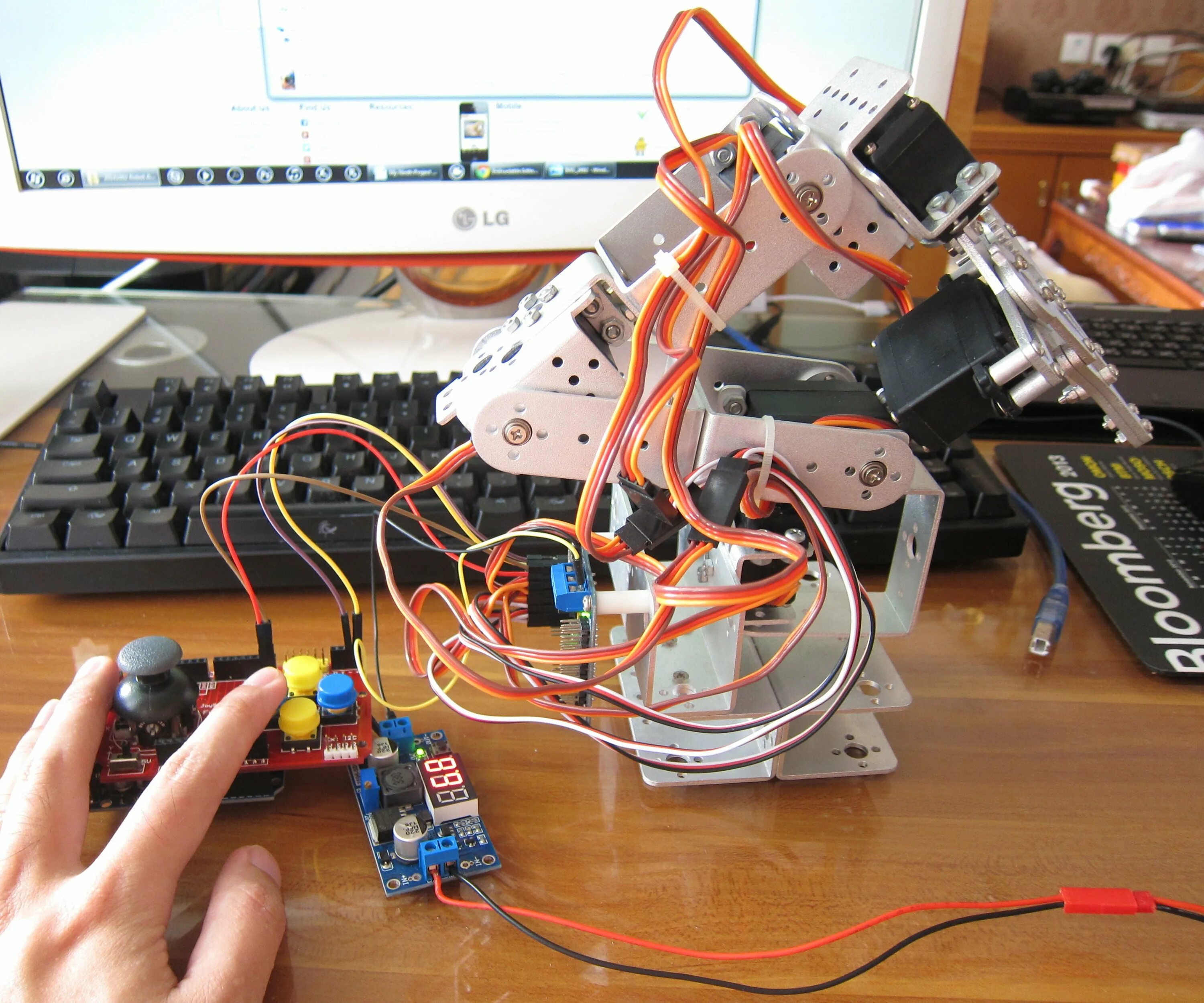 Сборка робота и программирование светодиодов. Робот ардуино микроконтроллеры. Робот манипулятор Arduino uno. Джойстик 5 Arduino. Робот на ардуино.