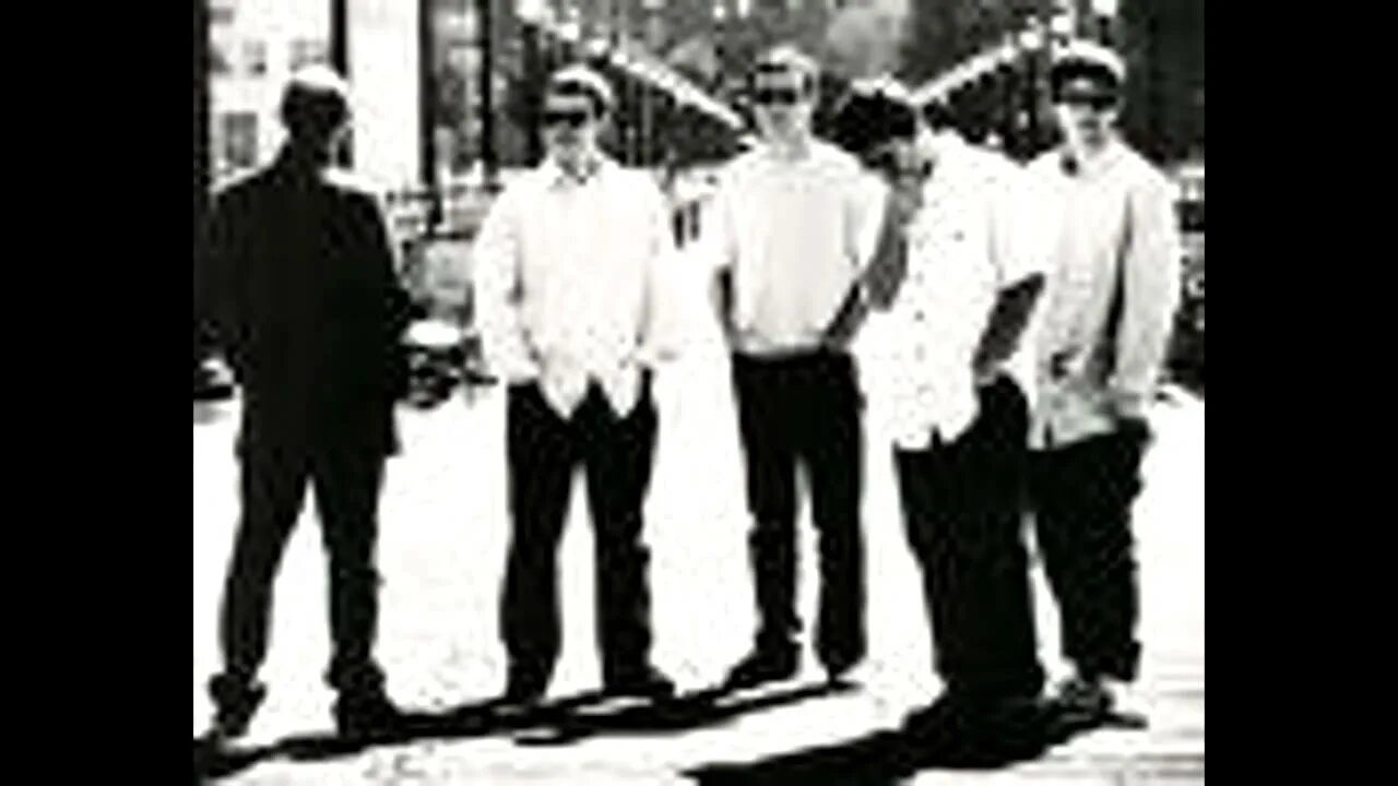 Больше половины группы. Оазис группа. Oasis фото. Bonehead Oasis. Oasis 1992 California.