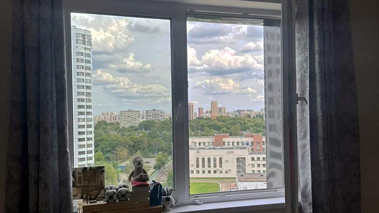 Москва из окна. Мальчик выпал из окна москва. Ребенок выпал с 10. Двухлетний ребенок выпал из окна. Вид из окна квартиры.