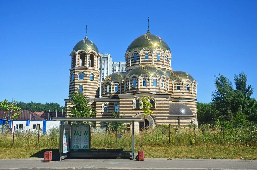 Храм ермогена в крылатском. Церковь священномученика ермогена гольяново. Храм ермогена в тушино ул. Церковь священномученика ермогена москва. Храм на уральской улице в гольяново.