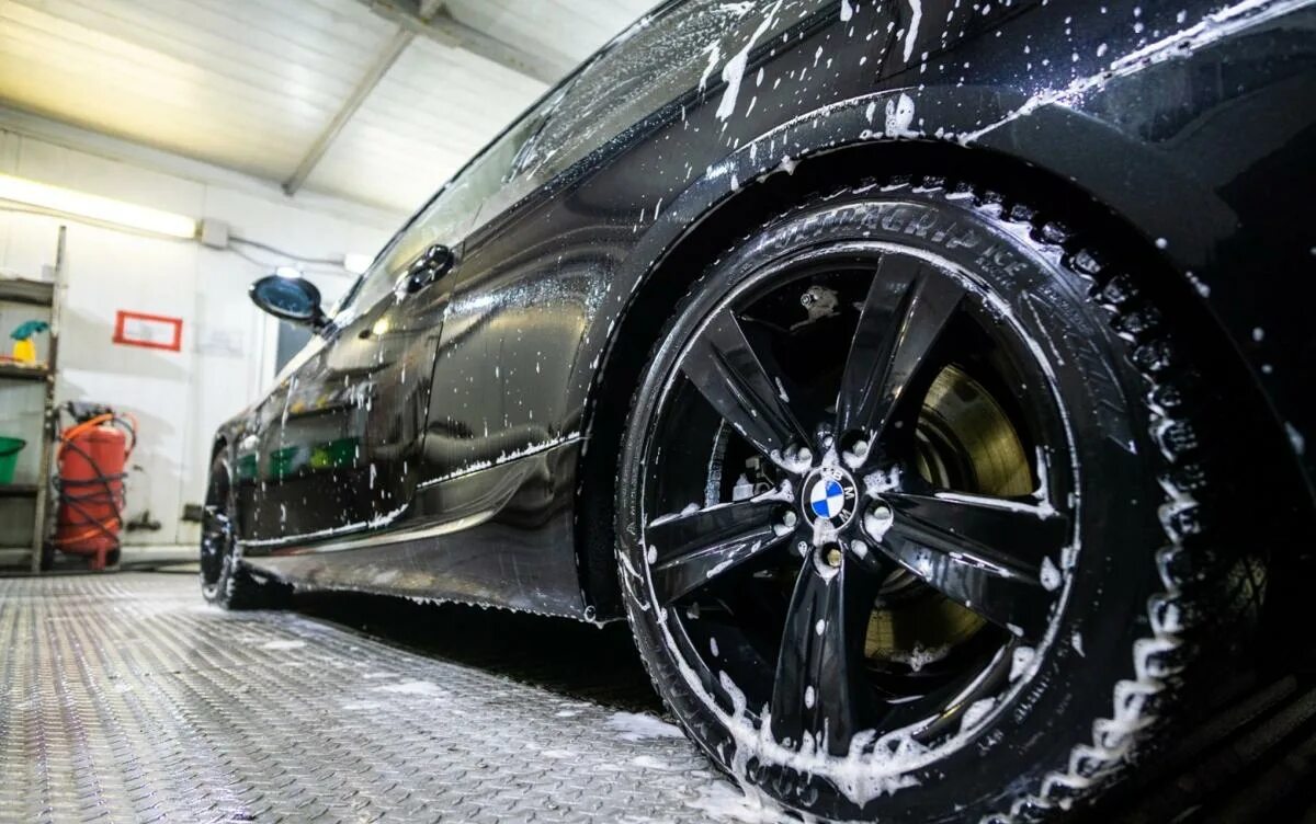 14 detailing. БМВ м5 в детейлинг. Детейлинг БМВ 5. Автомойка BMW f10. Автомойщик БМВ.