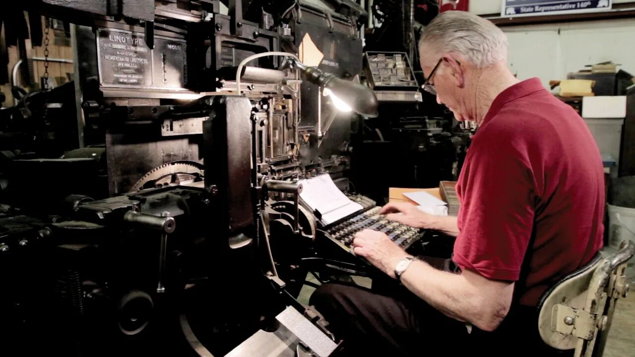 Строкоотливная наборная машина линотип. Наборщик в типографии. Линотип в типографии. Профессия наборщик в типографии.