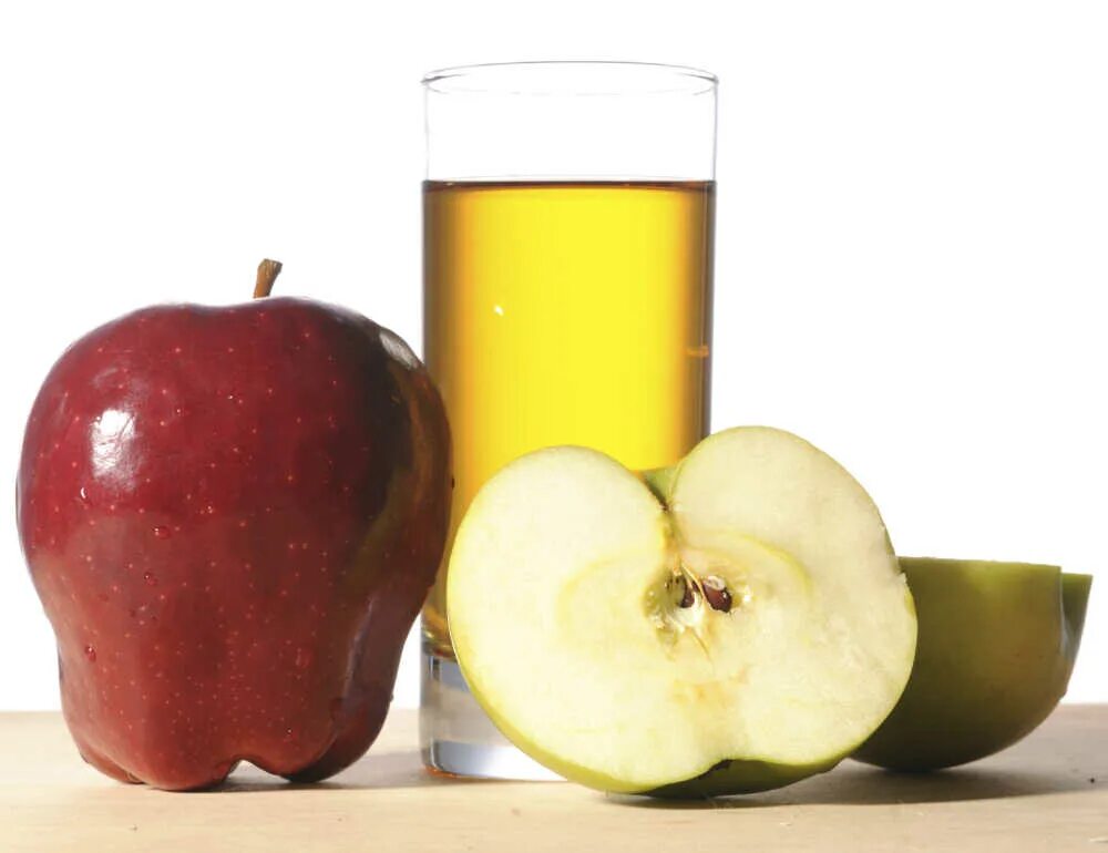 Свежевыжатый сок является чистым веществом. Яблочный сок. Сок из яблок. Сок яблочный концентрированный. Яблочный сок на белом фоне.