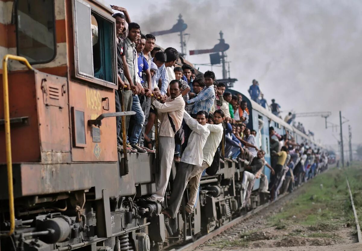 Поезд с очень странными пассажирами. Индийские поезда indian trains. железная дорога в индии. переполненный поезд в индии. дорога железная в индии индии.