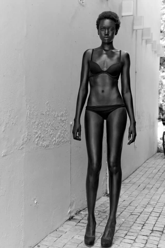 Эбони кларк рост. Высокие худые девушки. Черные худые девочки. Худая девушка в черном платье. Эбони дэвис модель.