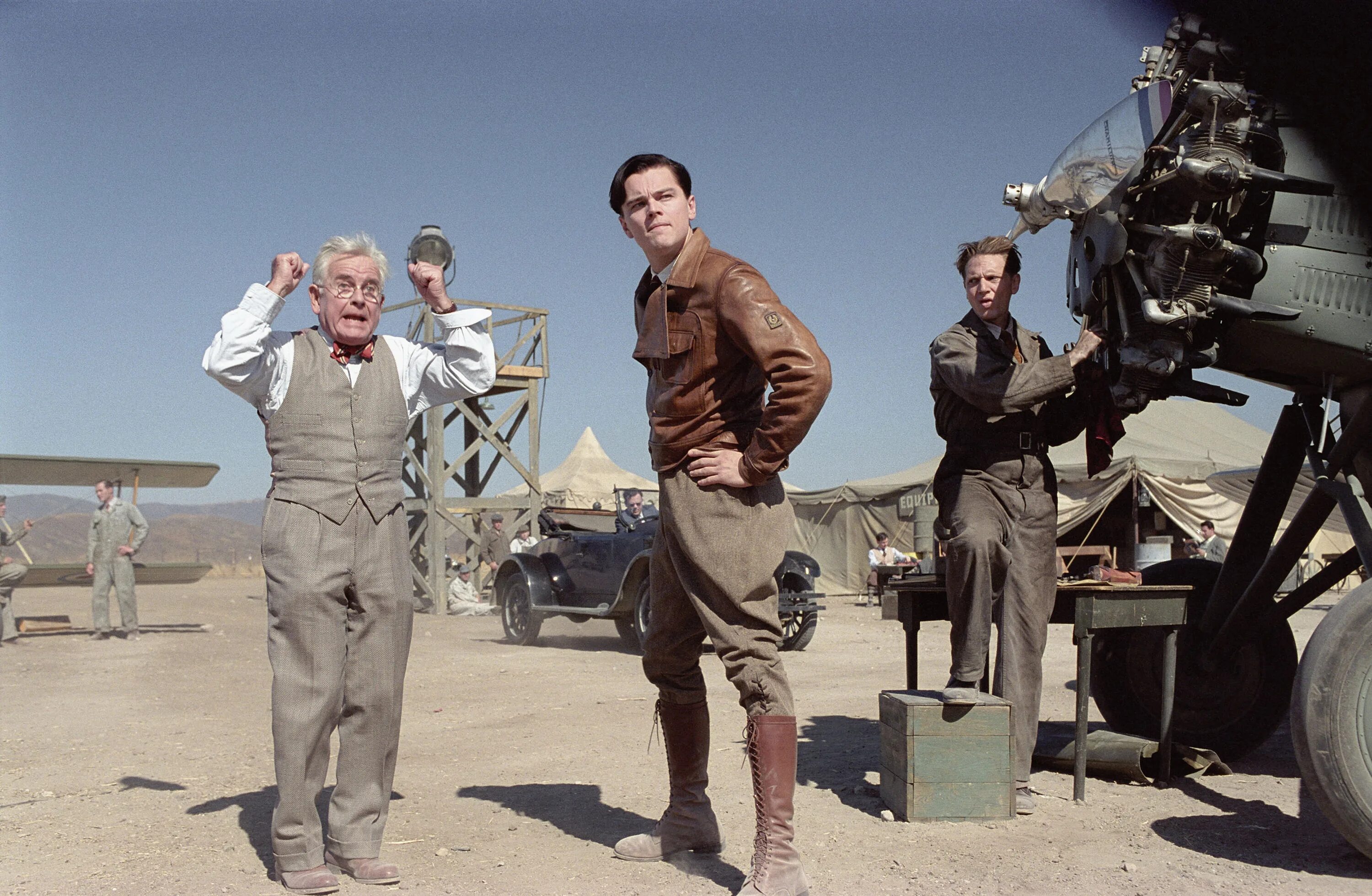 Мартин скорсезе авиатор. Говард хьюз авиатор. Говард хьюз ди каприо. Авиатор что это. Авиатор что это.