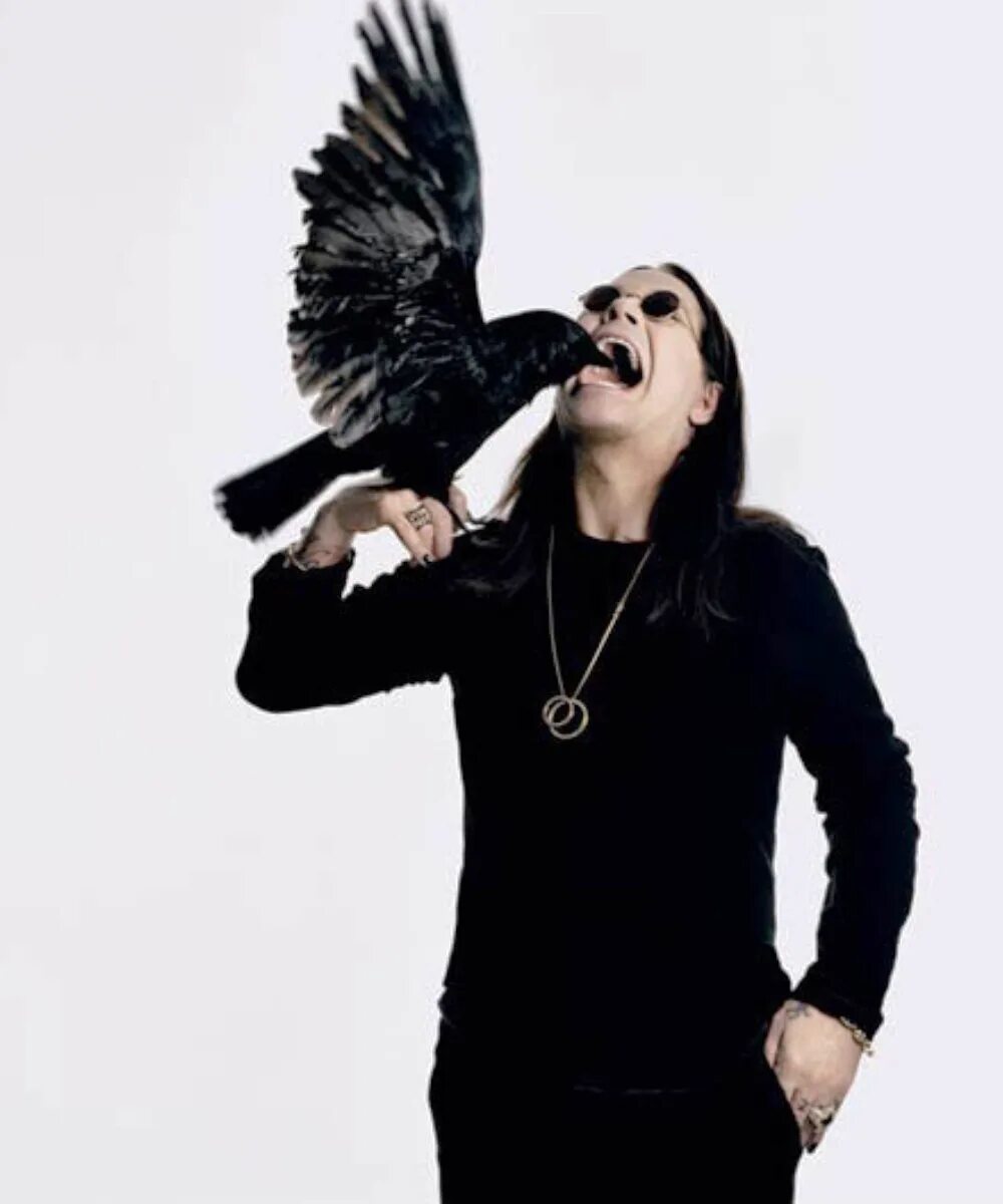 Оззи Осборн. Оззи Осборн фото. Ozzy Osbourne Black Sabbath. Оззи и мэнсон. Откусил голову голубю
