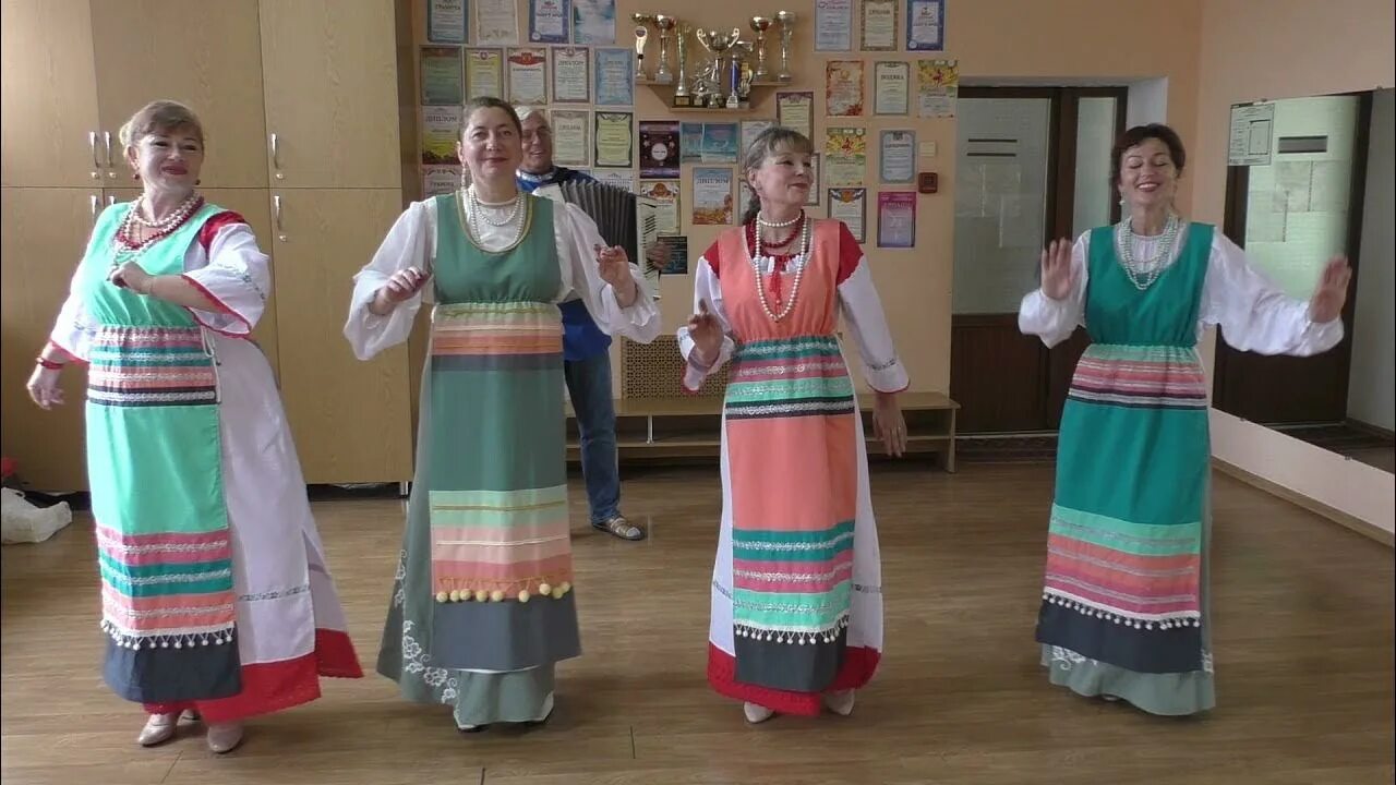 Ансамбль исполнил. Современные вок ансамбли поются. вок. ансамбль поющая душа черепаново видео. какой украинский народный ансамбль поет песню гапуся.