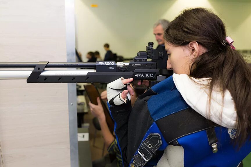 Секция спортивной стрельбы. Рогаткина Ирина Александровна пулевая стрельба. Пулевая стрельба дети. Секции по стрельбе из огнестрельного оружия. Наглазник для пулевой стрельбы.