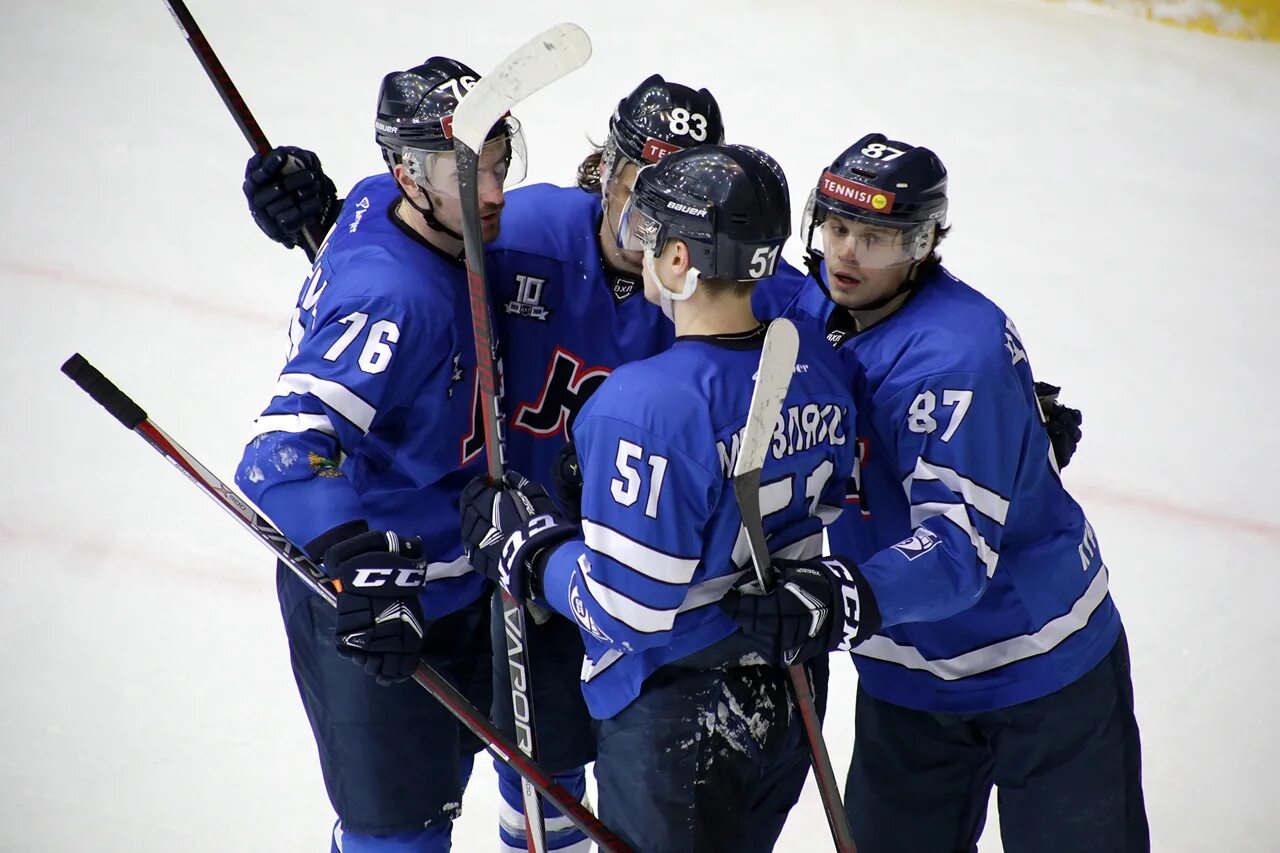 U18 junior hockey france. Хоккей юниор хоккеист хк балашиха. Красная машина юниор. 14 год юниор хоккейная команда юниор. Юниорская сборная по хоккею.