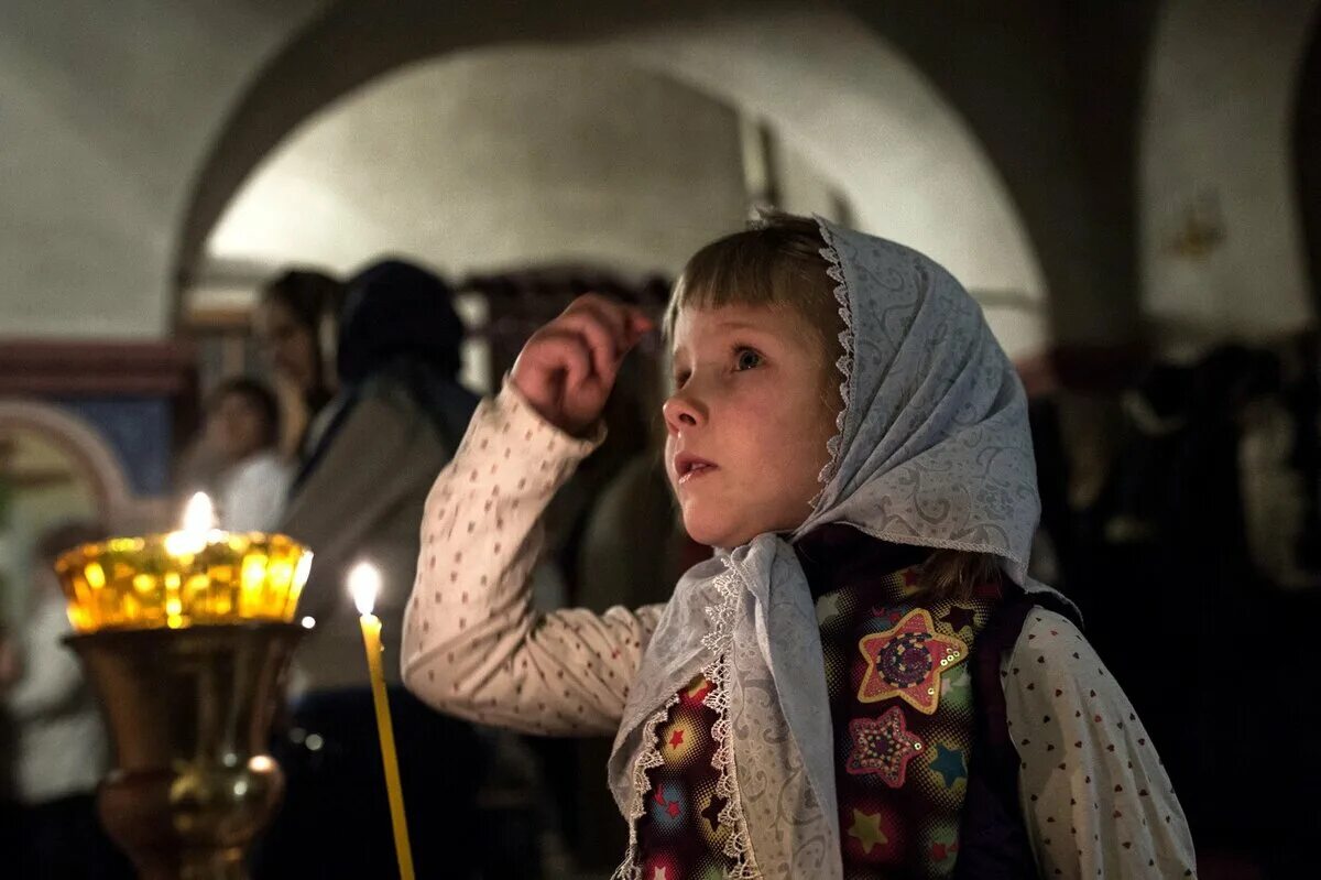 Чаще молится. Дети в храме. Православная Церковь. Дети на богослужении. Девочка в храме.