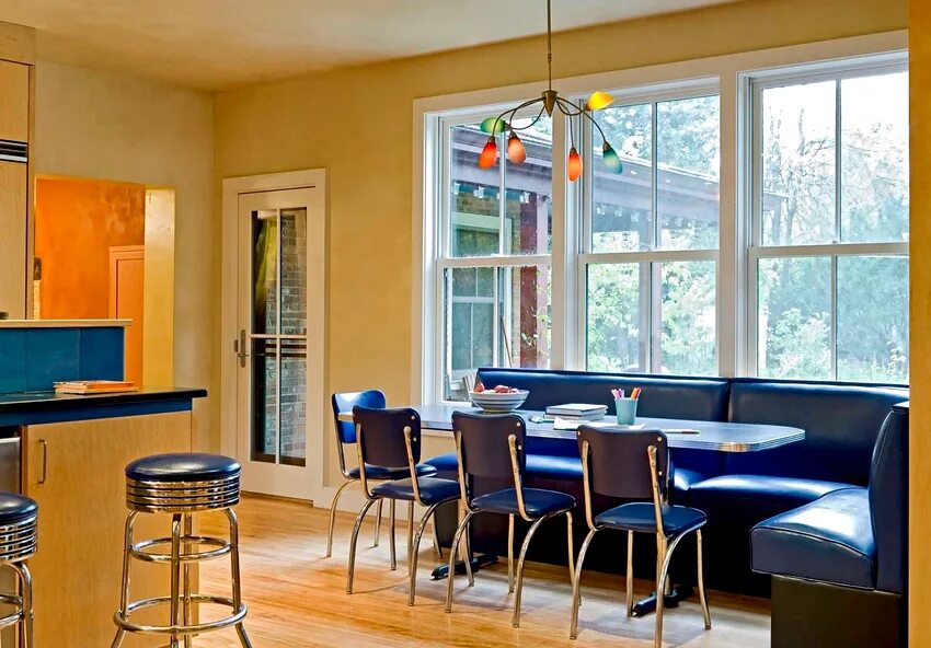 Диван в столовую. Синие стулья в интерьере кухни. Кухня с круглым столом и диваном. Синие стулья в интерьере. Обеденная зона для кухни с диваном.