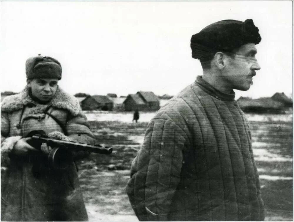 Полицаи предатели в годы великой отечественной войны. Военное предатель. Буняченко роа. Повешенный генерал власов. Казнь немецких военнопленных площадь калинина.