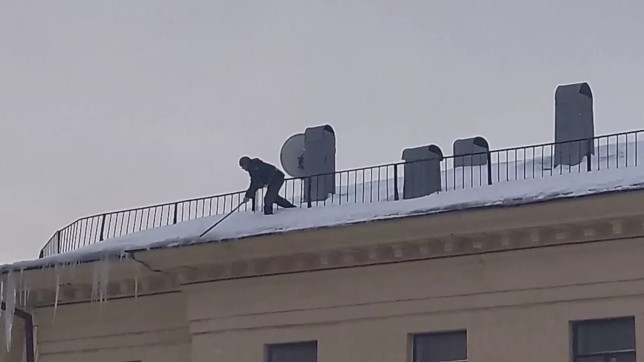 С крыш падает вода. Уфимские школьники на крыше. Падающий кот с крыши из металла. Пьяные школьники на крыше.