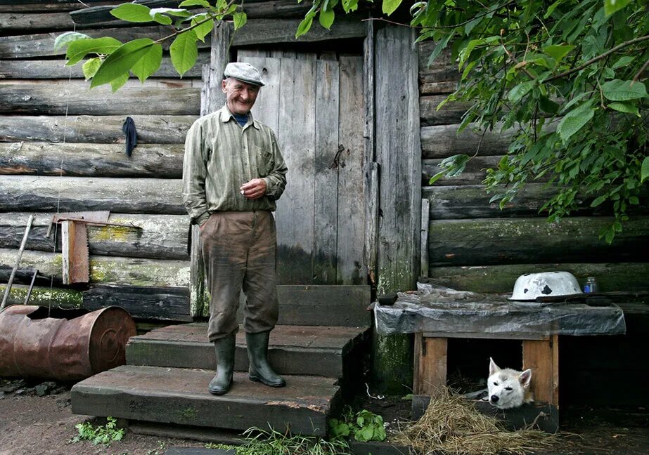 Деревенский пока. Деревенские жители. На деревню к дедушке. Старики в деревне. Дед в деревне.