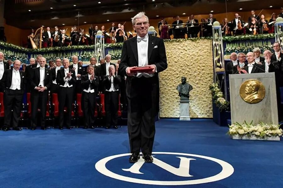 Лауреаты нобелевской премии по странам статистика. Нобелевская премия 2017 года. Медаль нобелевской премии по физике. Банкет в честь нобелевских лауреатов. Брюс бойтлер награждение нобелевской премией.