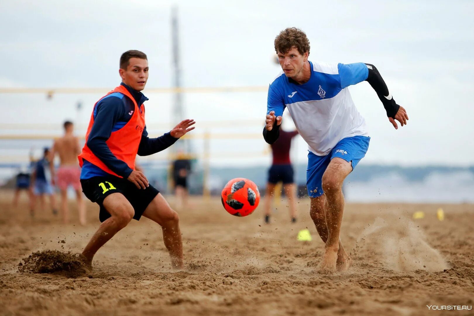 Beach soccer world. Футбол на пляже. Футбол на песке. Мяч для пляжного футбола.