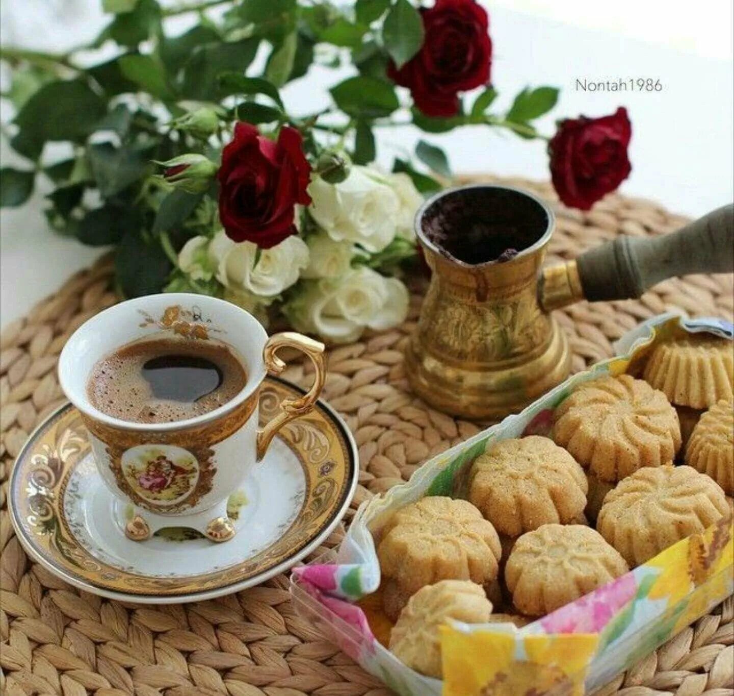 Кофе чай открытка. Кофе и цветы. Красивые пирожные и кофе. Цветы и кофе с добрым утром. Чашечка чая для настроения.