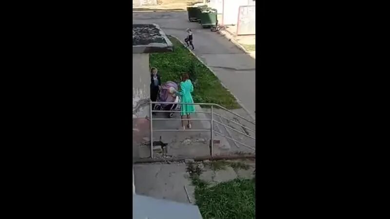 Мама упала на ноги. Женщина упала с лестницы. Мама упала на ноги. Обморок. Мама упала на ноги.