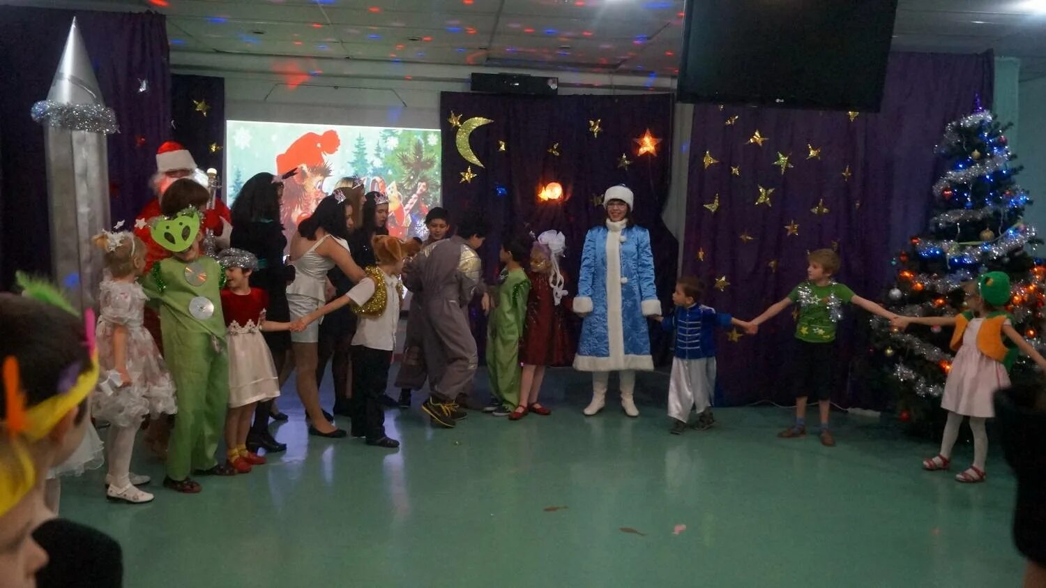 сценарий сценки на новый год. сценка на новый год в кругу семьи. смешной сценарий на новый год. сценарий на новый год для семьи. сценарий нового года 2022 в детском саду.