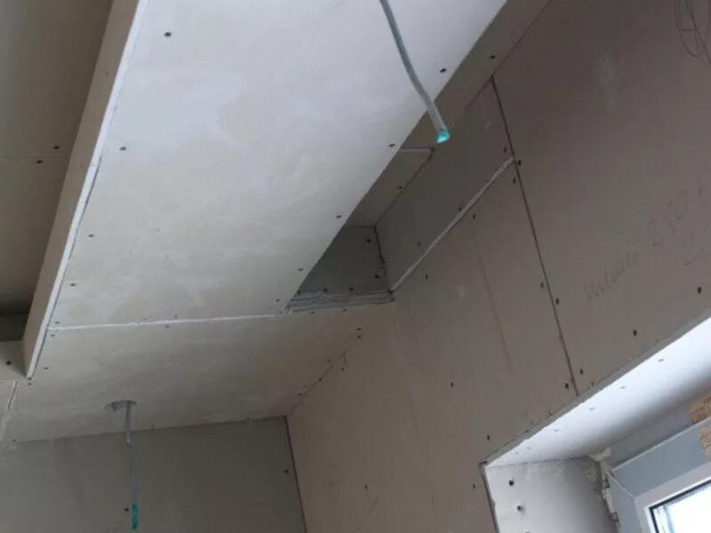 Скрытые карнизы для штор. Как сделать нишу под шторы. Ниша для штор из гипсокартона. Ниша для карниза из гипсокартона. Ниша для штор в натяжном потолке.