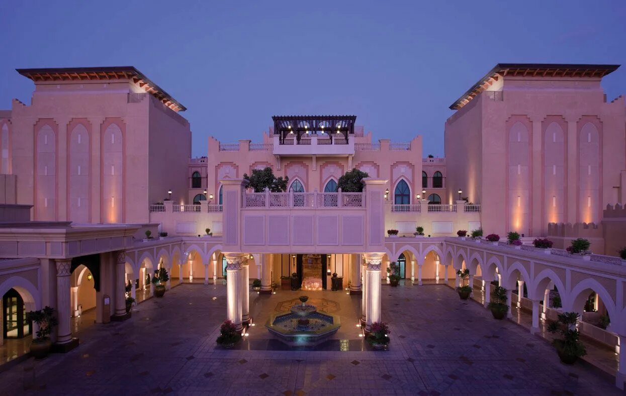 Shangri la hotel qaryat. Shangri-la qaryat al beri 5*. Оаэ отель шангри. Шангри ла абу даби бассейны. Shangri la абу даби.