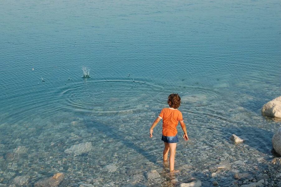 Камень брошенный в воду. Кидать камни в воду. Бросить в воду. Кидать камушки в воду.