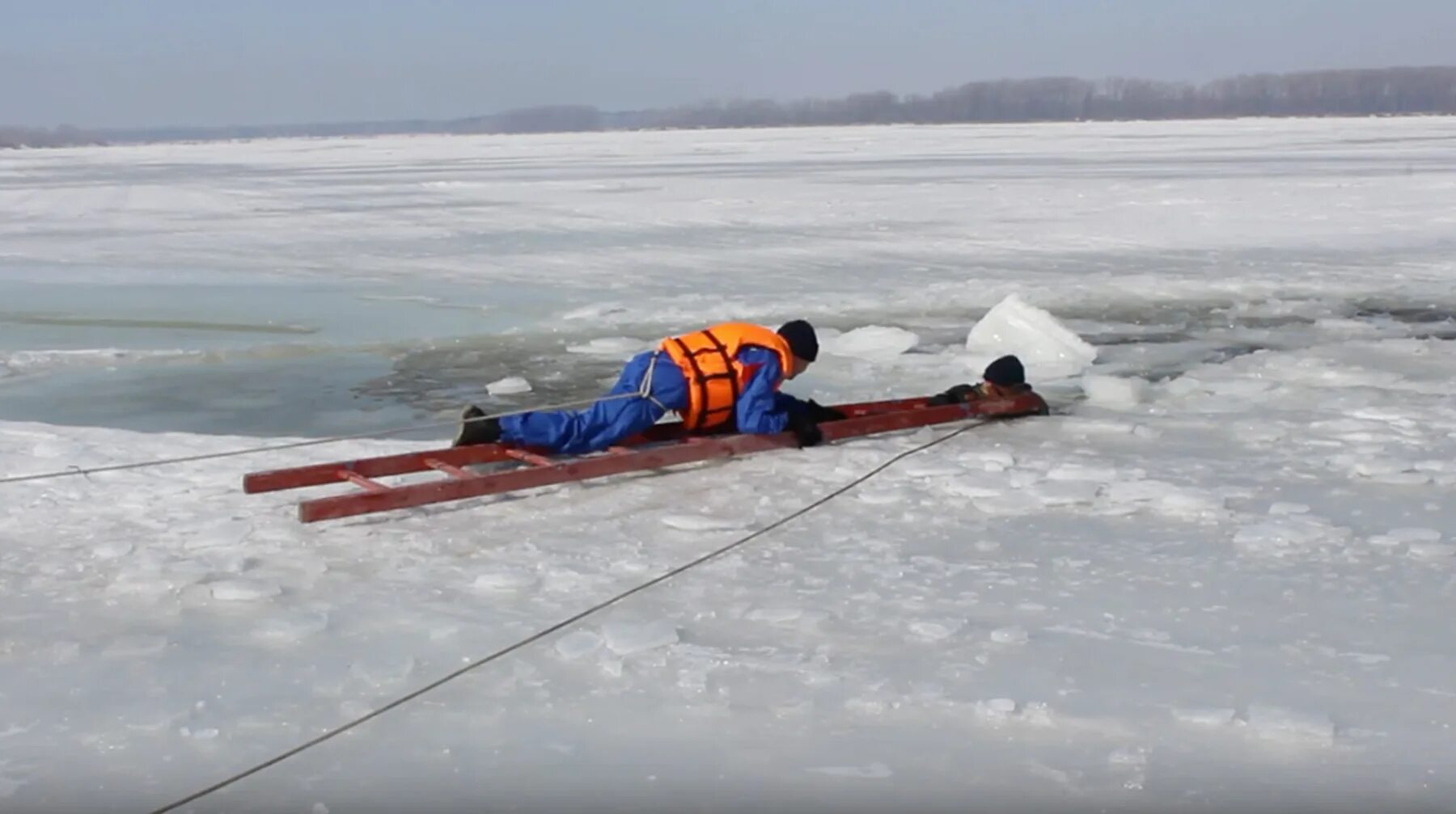 Спас из полыньи. Спасение на воде зимой. спасение провалившегося под лед. спасение утопающих на льду.