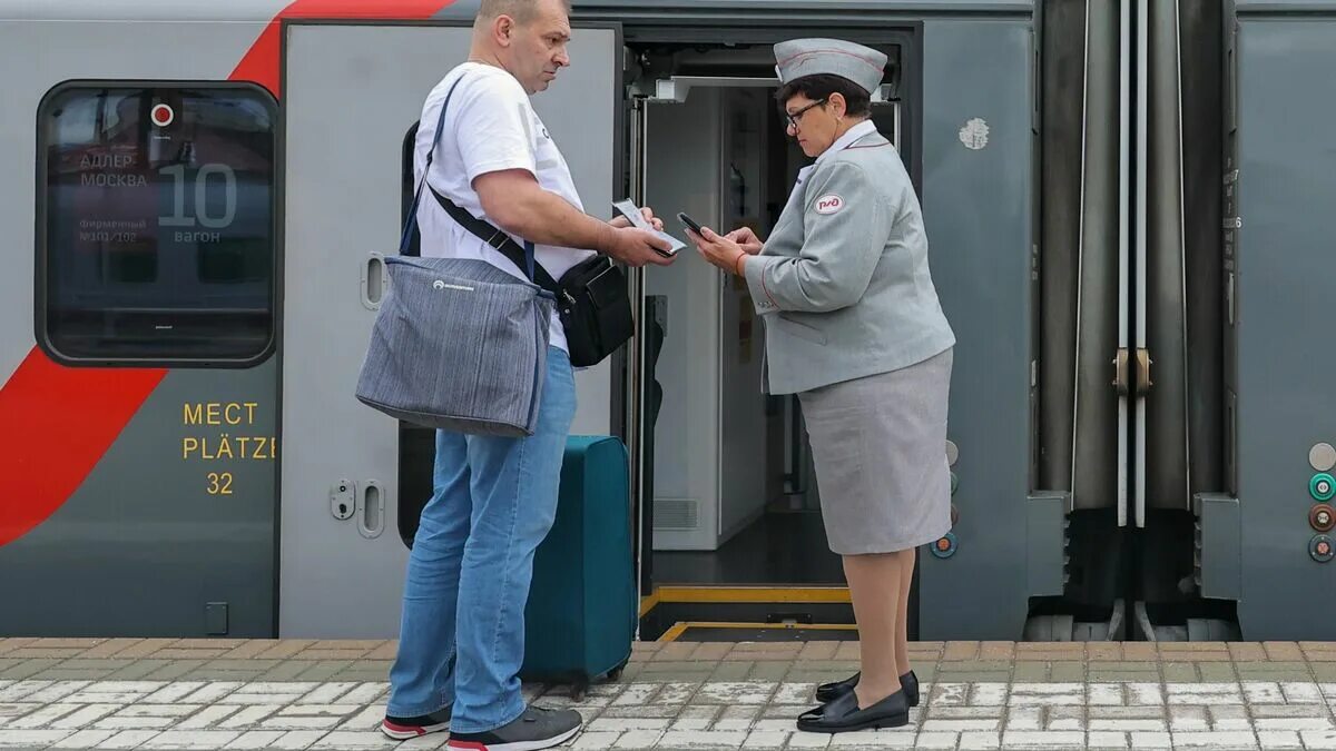 Поиск забытых вещей в поезде. Сумка в электричке. Фото мошенников иностранцев. Забытые вещи в поезде ржд. Забыть вещи в метро.