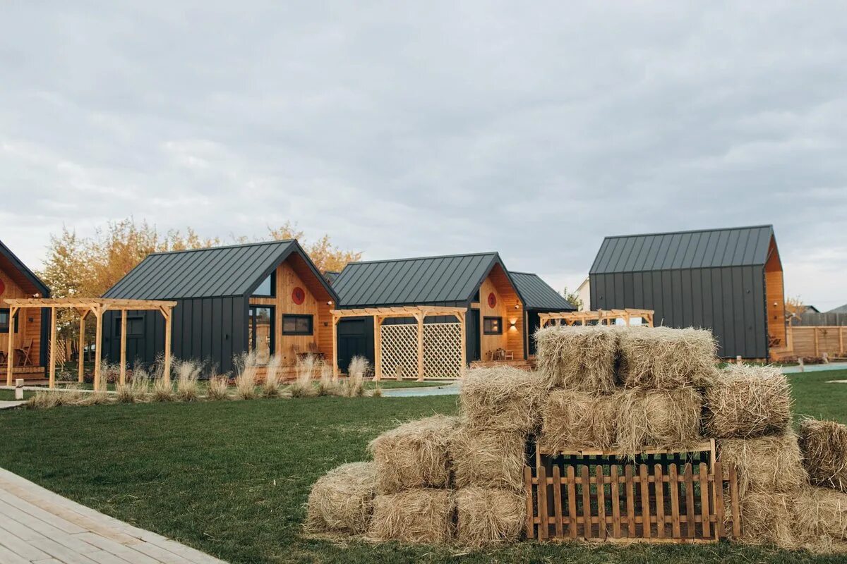 Village воронеж. Ферма фарм Виладж Воронеж. Ферма Чертовицы Воронеж. Farm Village Воронеж Чертовицы. Ферма ресторан Воронеж Чертовицы.