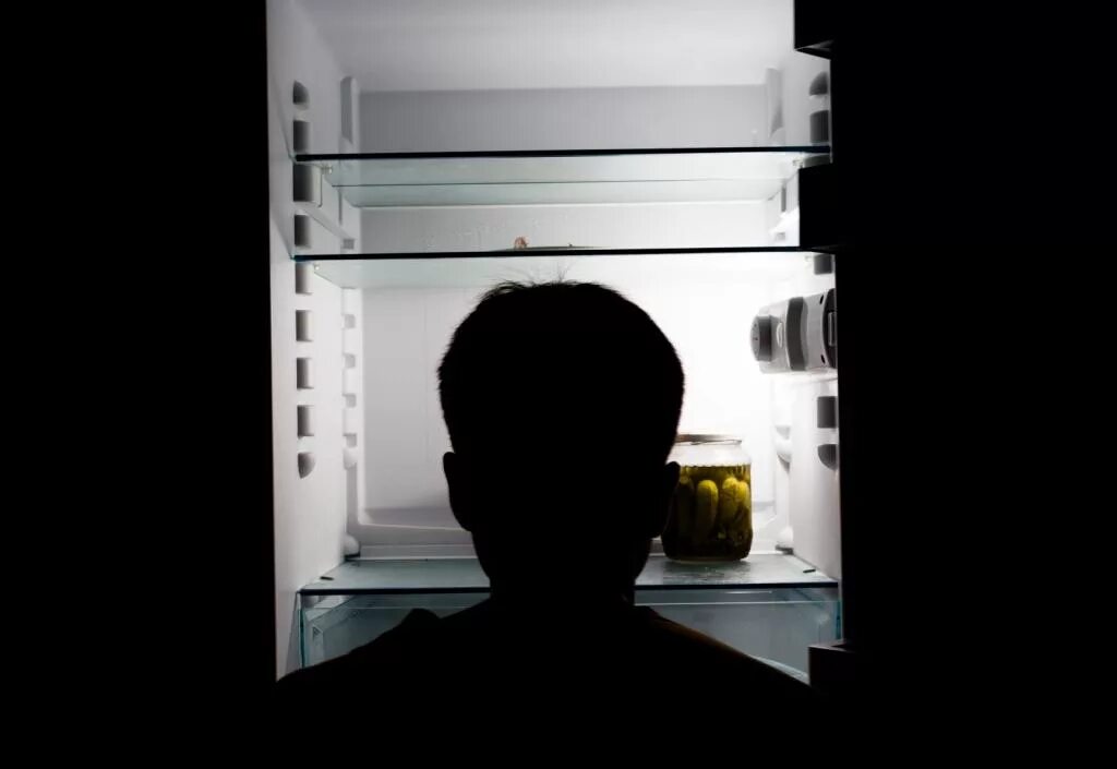 Пустой холодильник. В холодильнике пусто. Опустевший холодильник. Открытый холодильник ночью.