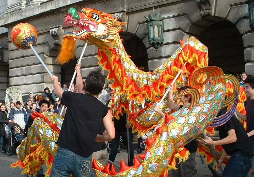 карнавал в китае с драконами. китайский праздник дуаньу. праздник драконьих. праздник драконьих. праздник дуаньу в китае.