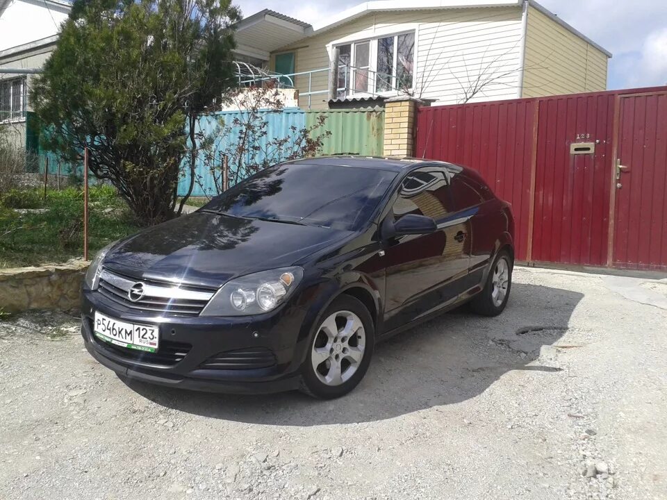 Опель тонированный. Opel astra h gtc black. 50%тонировка на opel astra h gtc. Opel astra gtc тонированная. Опель тонированный.