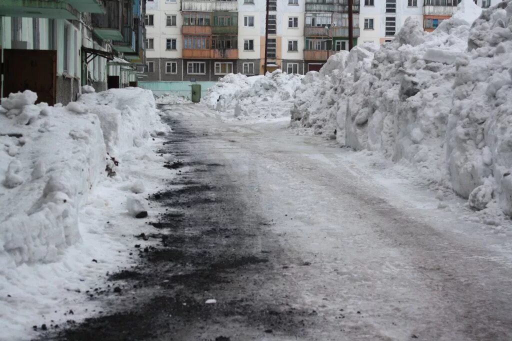 Складирование снега на газонах. Насыпь снега. Складирование снега на газонах. Складирование снега на газонах. Реагенты на газоне.