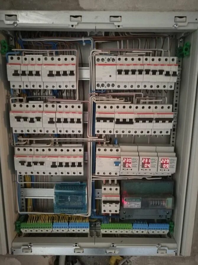 Работа сборка щитов. Сборка щита электрического 220 вольт. Электрощит распределительный рэковый. Расключение щитка. Сборка щита электрического 220 вольт бюджет.