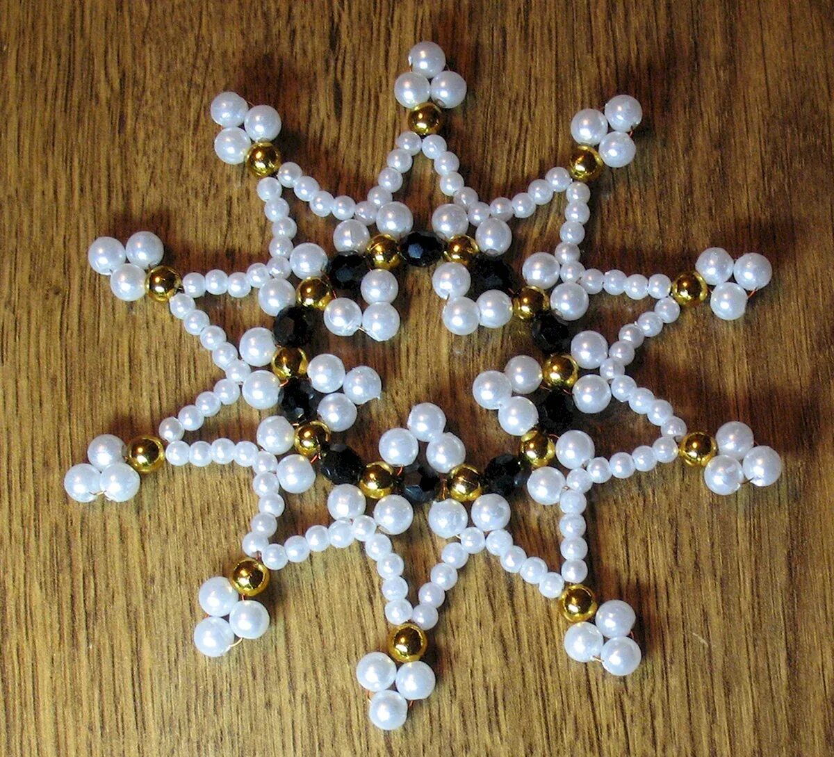 Снежинки из бусин. Снежинки из бисера. снежинка из бусинок. снежинка из стекляруса. снежинки из бисера и бусин.