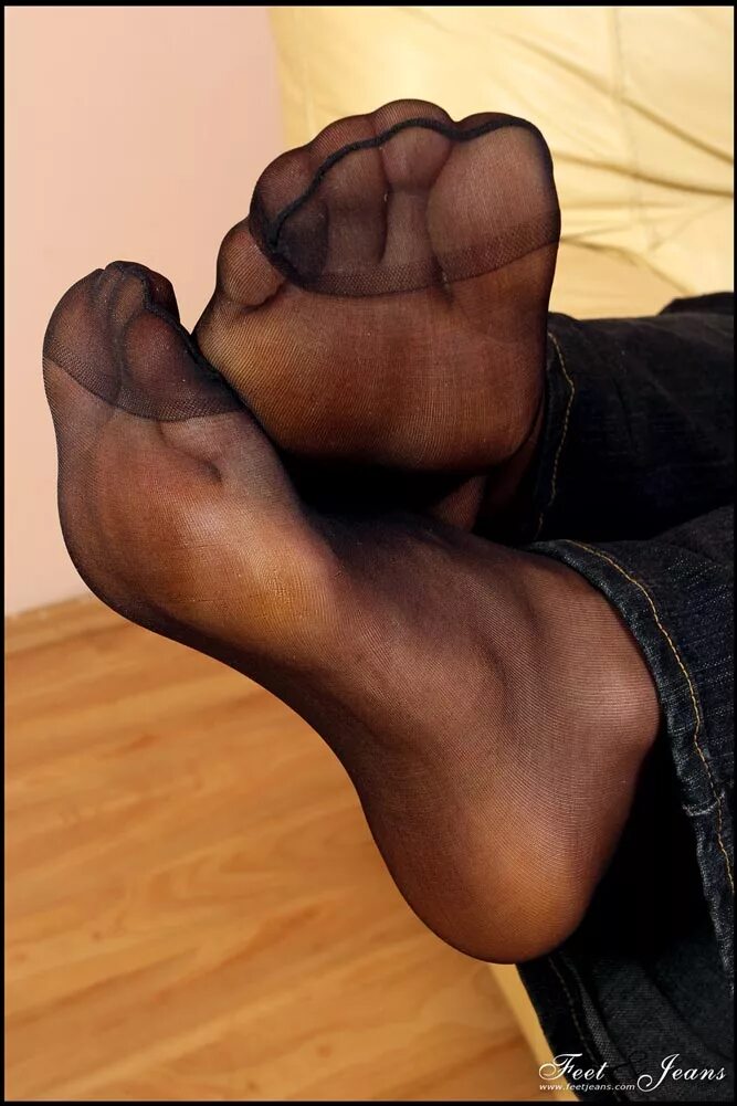 футфетиш чёрные колготки. женские ноги крупным планом. подошвы ступней в нейлоне.