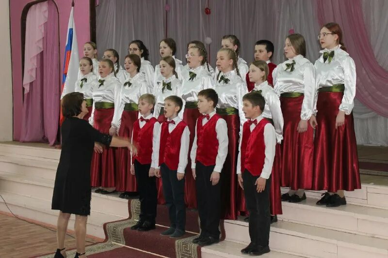 в хоре поют 32 девочки