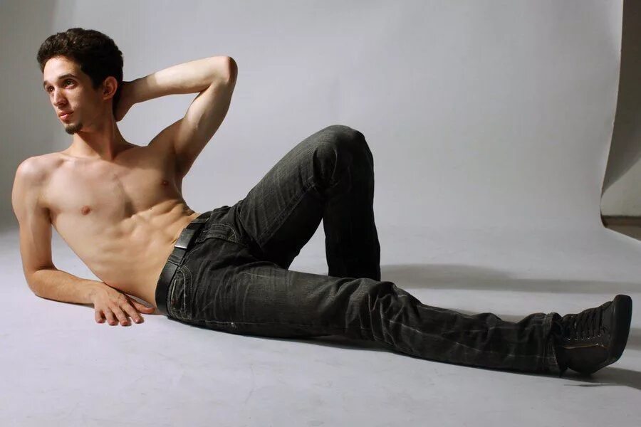 Человек в красивой позе. Йога мужчина. Шпагат мужской. Позирование моделей мужчин. Мужчина в позе лотоса.