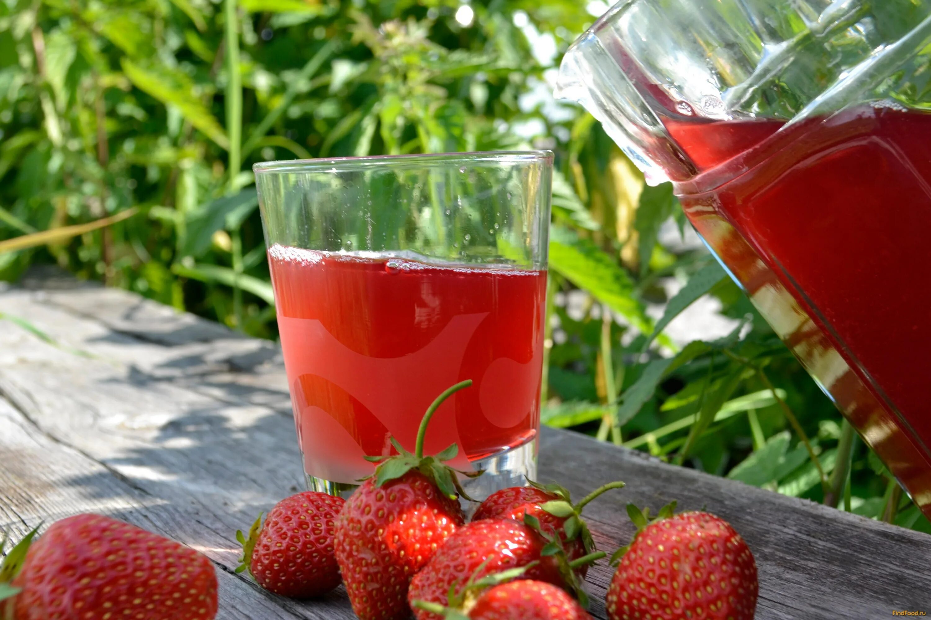 Морс стравберри. Клубничный ликер. Strawberry свежевыжатый сок. Домашний сок из клубники. Морс клубника.