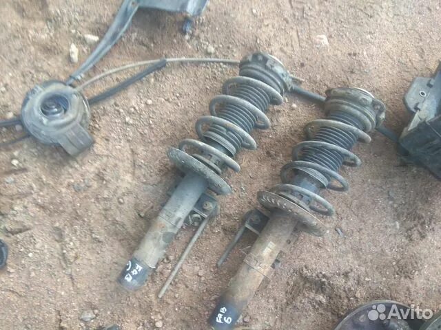 Стойка амортизатора шкода фабия. Передние стойки шкода фабия. Передняя стойка в сборе шкода фабия 1. Передние стойки шкода фабия. Амортизатор передний шкода фабия.