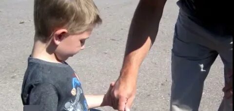 Попросили мальчика показать