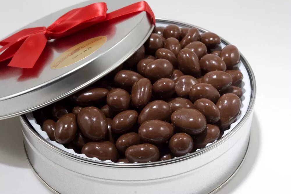 День арахиса в шоколаде. Арахис в шоколаде. Шоколад с орехами. Орехи в шоколадной глазури. Конфеты в шоколадной глазури.