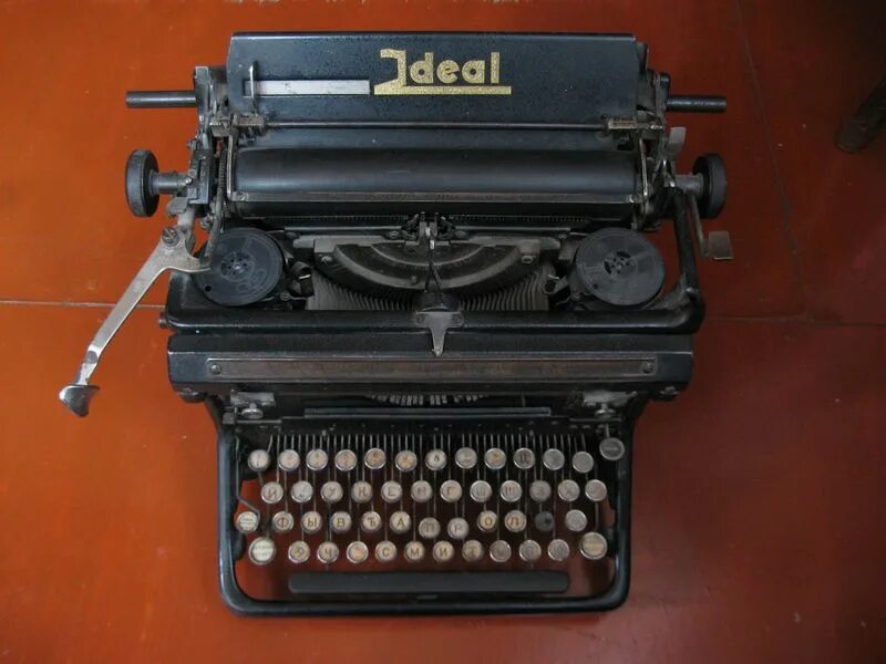 Пишущие машинки ideal. Ремонт пишущих машинок. Печатная машина ссср. Коллекционер печатных машинок. Печатная машинка unis tbm de luxe.
