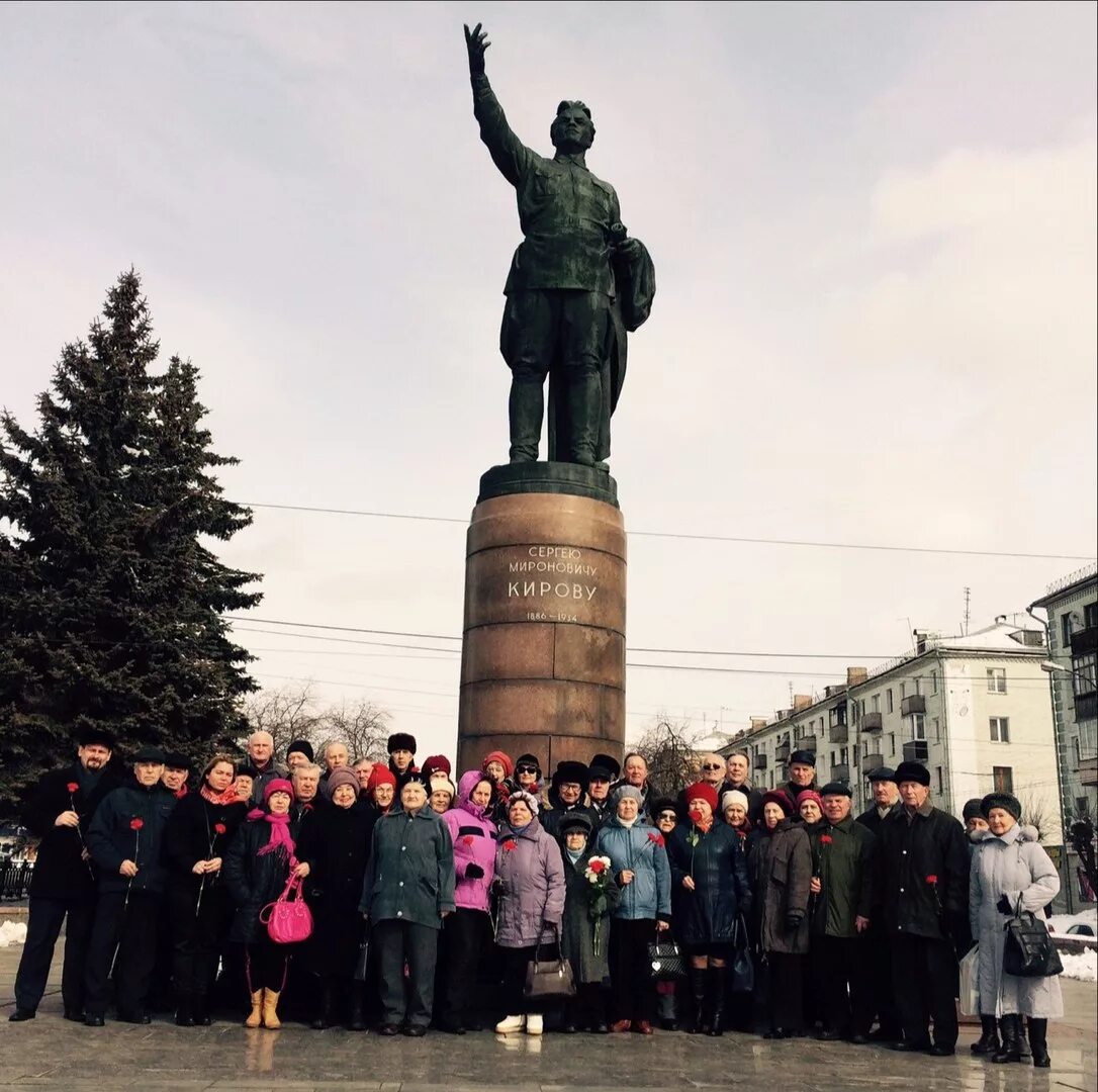 Памятники киров. Памятник Сергею Мироновичу Кирову в Кирове. Киров Сергей Миронович памятник. Памятник Кирову у ЦУМА Киров. Памятник Сергею Мироновичу Кирову у ЦУМА.