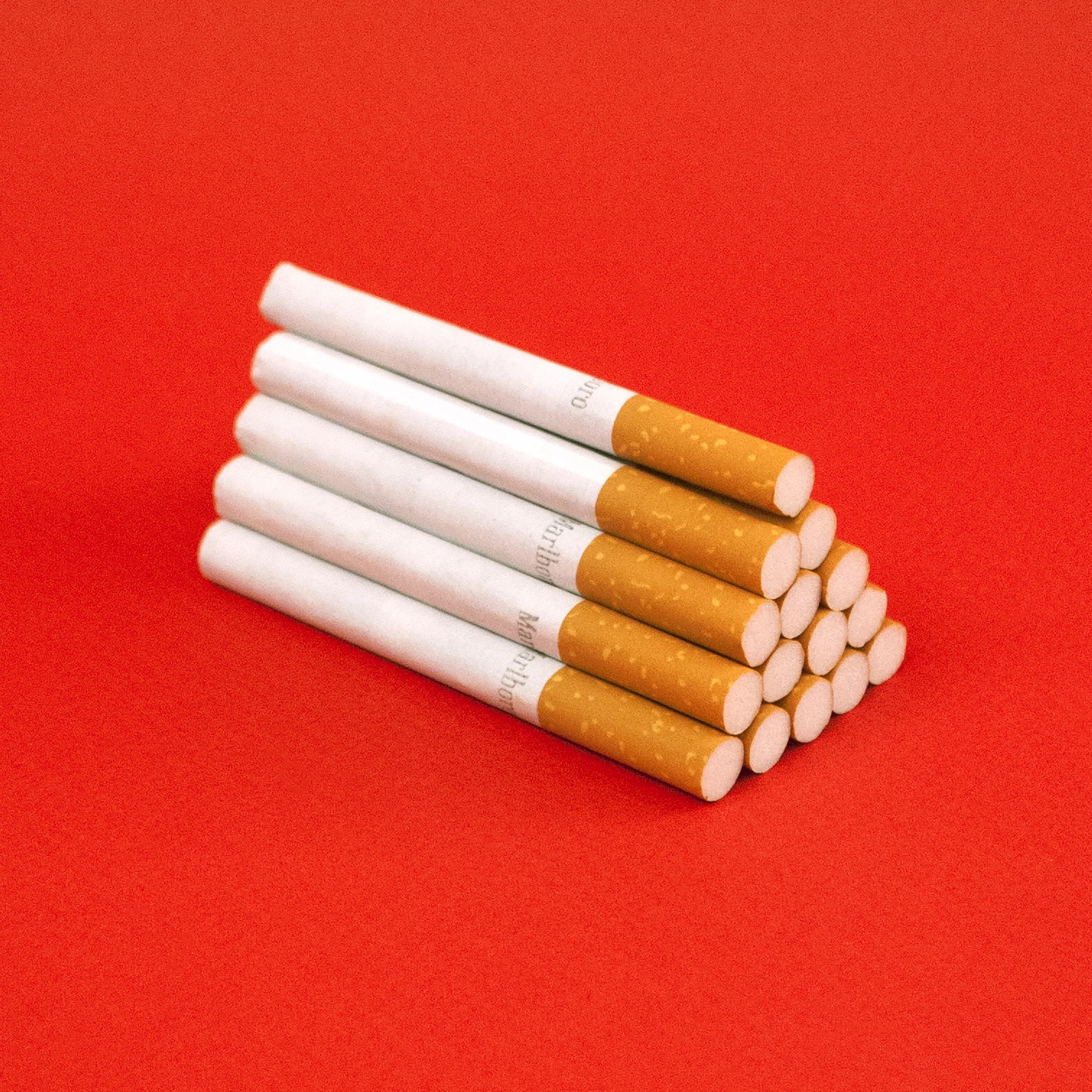 Cigarettes and tiny. Марлборо. marlboro cigarettes. одна сигарета. сигарета мальборо одна.