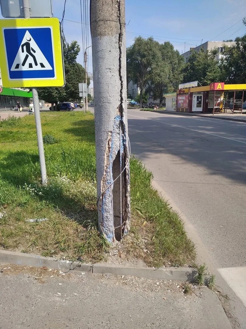 Остановка приезд. Остановка визит Брянск. Типичный Брянск подслушано. Люди на остановке. Подслушано Брянск.