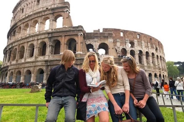 Экскурсионная европа. Молодежь Италии. Итальянцы молодежь. Экскурсионная группа Европа. Студенты в Риме.